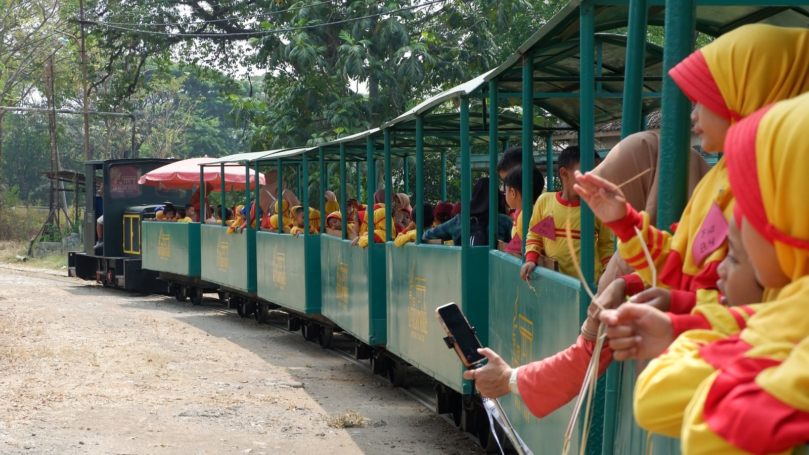 Naik Kereta Uap, Menjelajah Masa Lalu: Serunya Outing Class KBIT RA Alif Smart di Tasikmadoe Heritage